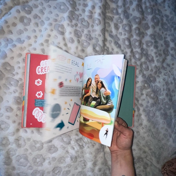 CHARLI D AMELIO essentially CHARLI guide book for tweens - Picture 7 of 9